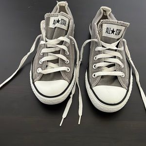 Womens grey converse worn but still in great condition